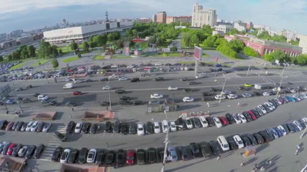 Stadsbilden med trafik inte långt från centrala huset av målare — Stockvideo