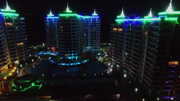 夜のカラフルなイルミネーションでアズーラ パーク ホテル — ストック動画