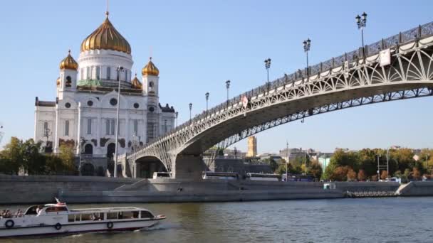 Christus-Erlöser-Kathedrale und Schiff unter patriarchalischer Brücke — Stockvideo