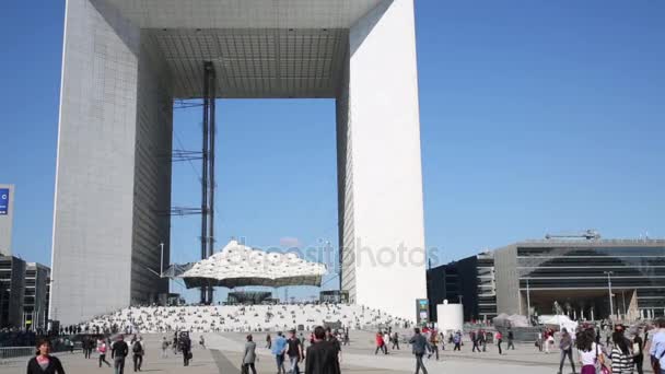 Na náměstí u Grand Arche de La Défense — Stock video