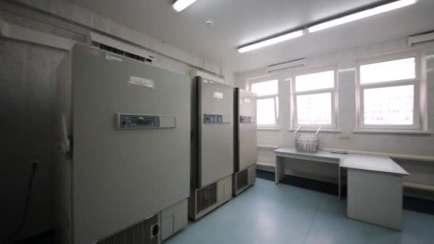 Chambre avec réfrigérateur pour la quarantaine de plasma humain .
