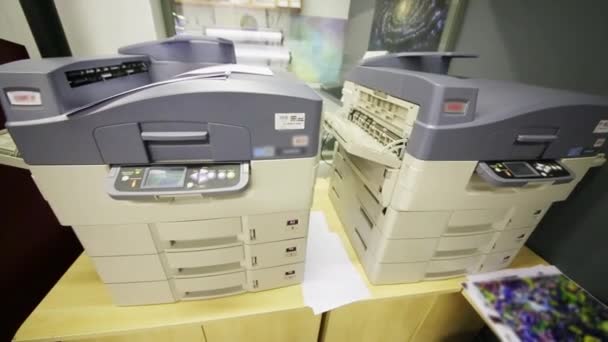 Máquinas de cópia estão na mesa em pequeno escritório — Vídeo de Stock