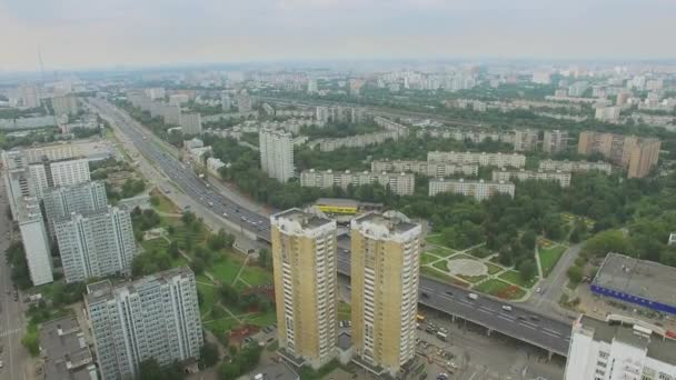 Paysage urbain avec le trafic de transport sur Jaroslavskoe speedway — Video