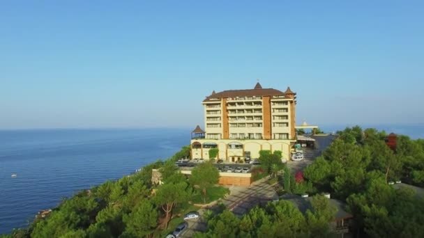 Utopia World Hotel a tenger közelében domb tetején — Stock videók