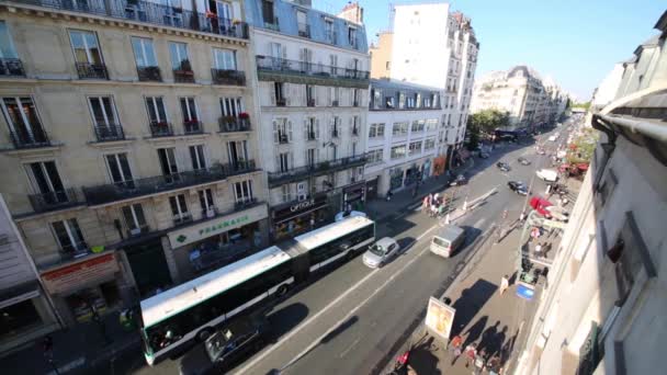 Calle en la zona de noche en París — Vídeo de stock