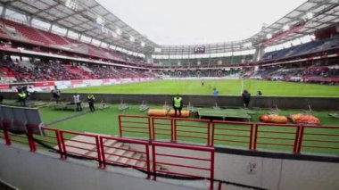 Davulcu ve Dinamo hayranları tribün üzerinde 