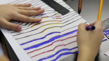 Kız boya işaretleyicileri el izi kağıt üzerinde tarafından 