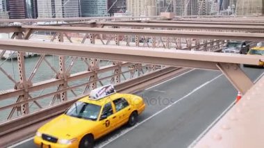 Brooklyn Köprüsü ve Manhattan New York'ta trafik