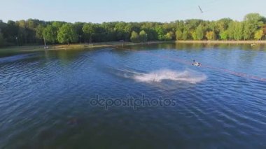 Adam dublör yolculuğu sırasında atlama yapar 