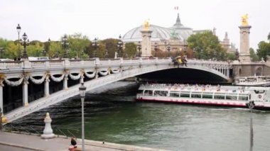 Vedettes du Pont-Neuf gemisi Seine nehrinde yüzüyor.