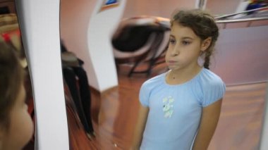 Bir kız yaklaşır ve uzak yanlış ayna taşır