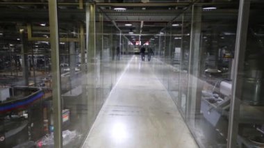 Cam koridor gidiyor adam bira fabrikası ile
