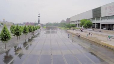 Setin insanlarla üzerinde kuru çeşme