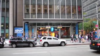 New York'ta mağazaları ile sokakta insanlar gider