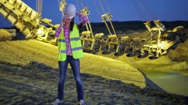 Kadın işçi onun kask yakınındaki absetzer kafasına koyarak