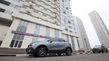 Bir konut kompleksi avlusunda bir gezi