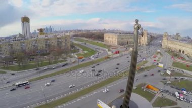 Megalopolis Gagarin anıt yakınındaki trafik ile