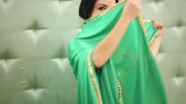 oryantal tarzda kostüm dansları modelinde