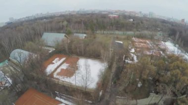 Kar ile kaplı cityscape ve tenis kortları