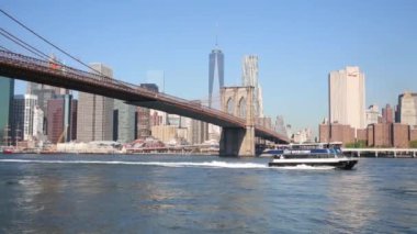 Manhattan, Brooklyn Köprüsü ve gemi New York'ta