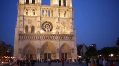 Notre Dame Katedrali karşı akşamları kare