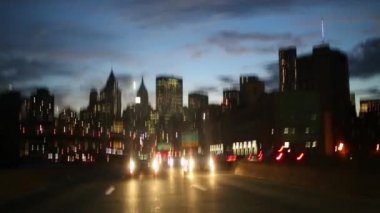 New York'ta arabalı gece yolda hareket 