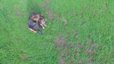 Kadın trenler çoban köpeği sahada
