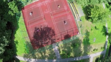 Çocuklar oyun alanında ebeveynleri ile badminton oynamak