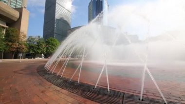 Anne ve kızı çeşmeye gitmek 