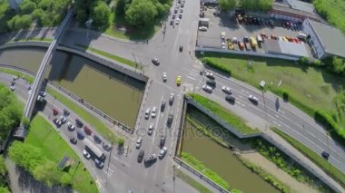 Setin trafik ulaşım ve Yauza Nehri üzerinde köprü