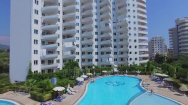 Havuzda insanlarla deniz benim ikamet