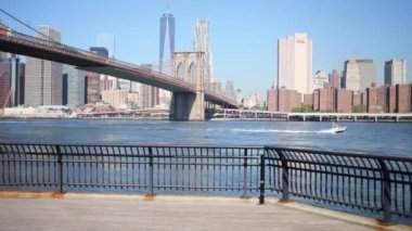 Quay, Brooklyn Köprüsü ve New York City'deki yüzen tekne