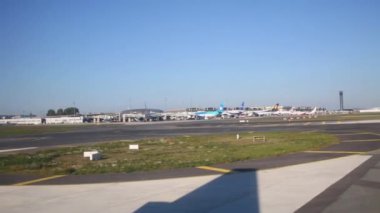 uçak güzergâhına göre hareket ederken uçak kanadı çalışır