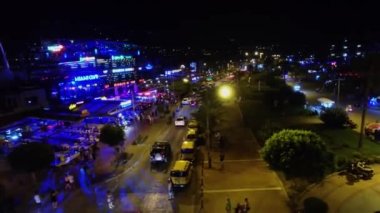Araba sürmek gece kulüpleri cadde yanında