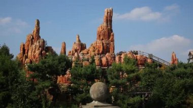 Roller coaster Frontierland Disneyland Paris içinde