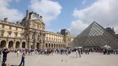 Mahkeme Napolyon ile cam piramit Louvre Müzesi'nde