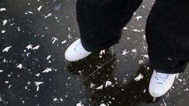 donmuş gölde buz pateni kış günü çocuk