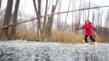 Donmuş marsh gülümseyen kadın paten 