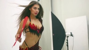 elbise teşkil etmektedir giyinmiş kız modeli
