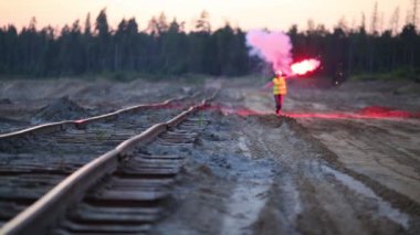 Kadın alt demiryolu yakınındaki bir kırmızı ışık ile çalışıyor