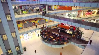 Alışveriş Merkezi kafede oturan insanlar 