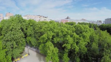 İnsanlar sokakta park Patriarshy gölet ile yürümek 