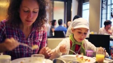 Anne ve kızı restoranda yemek yemek