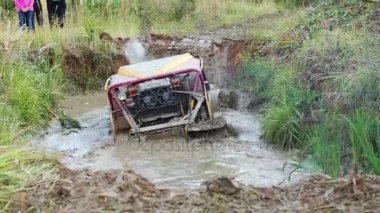 Kirli araba çamurlu su birikintisi içinde sıkışmış 