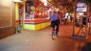 Polis binicilik bisiklet gece sokakta 