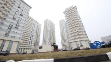 Avluda geyik figürü çevresinde bir gezi 