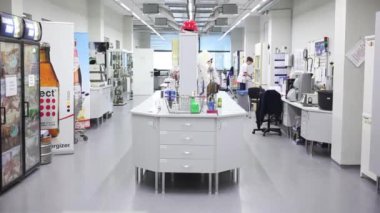 Laboratuvar bira fabrikasında insanların çalışma
