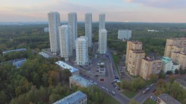 Cityscape trafik ve konut kompleksi ile