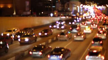 Çok araba üzerinde trafik sıkışıklığı geceleri