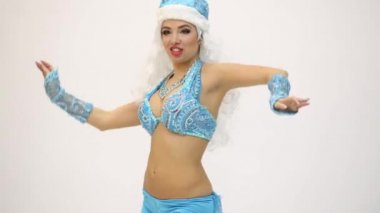 Modeli kar kızlık dans kostümü giymiş